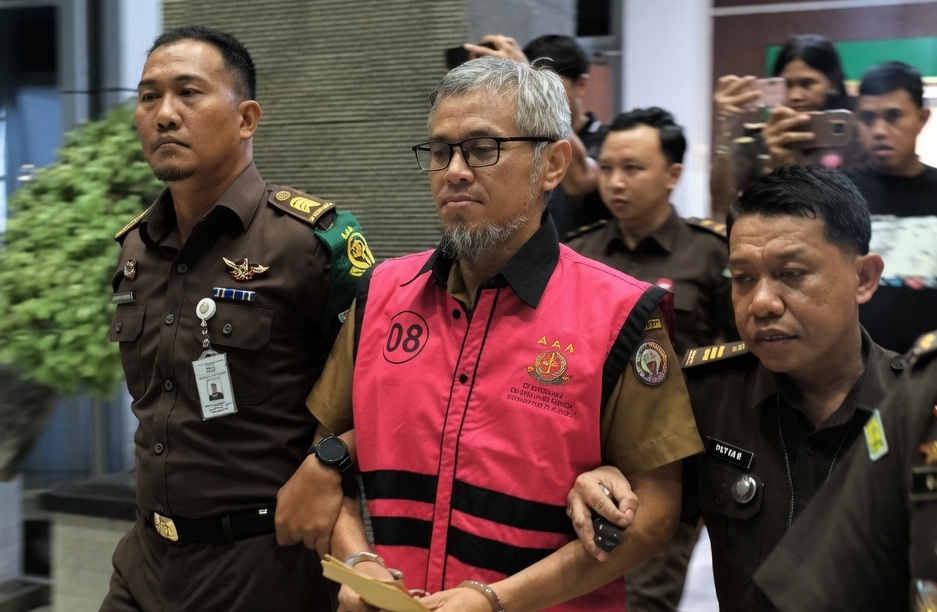 PEJABAT DISKOMINFO GORONTALO DAN DUA REKANAN RESMI DITAHAN KEJATI